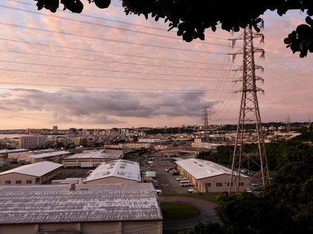 キャンプ瑞慶覧と宜野湾市街地夕景 キャンプ瑞慶覧と宜野湾市街地夕景 宜野湾市,キャンプ瑞慶覧,キャンプ・フォスターの写真素材