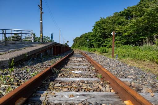 JR津軽線三厩駅ホームと錆びた線路 JR津軽線三厩駅ホームと錆びた線路 鉄道,錆び,jrの写真素材