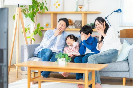 テレビを見る家族 家族,テレビ,見るの写真素材