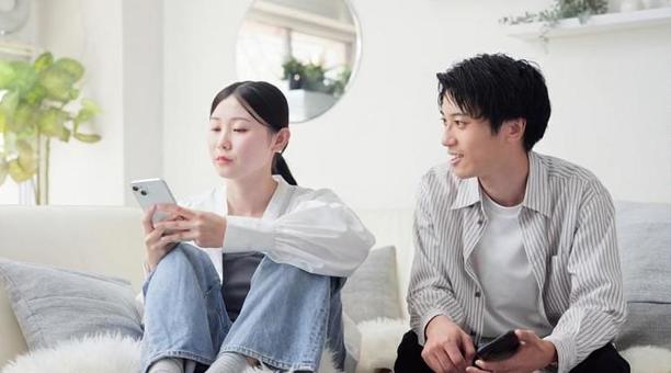 スマホが原因で口論をするアジア人カップル スマホが原因で口論をするアジア人カップル 女性,男性,喧嘩の写真素材