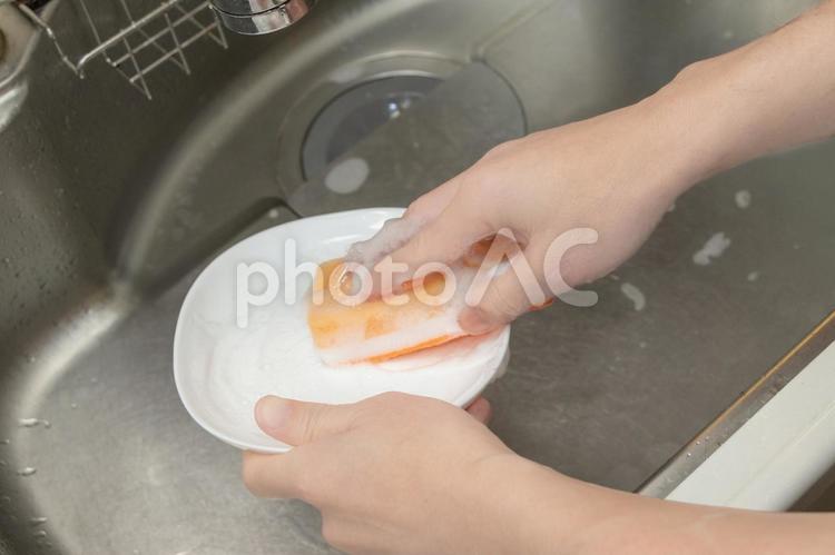 洗剤を泡立てた台所用スポンジで皿を洗う 皿洗い,スポンジ,洗剤の写真素材