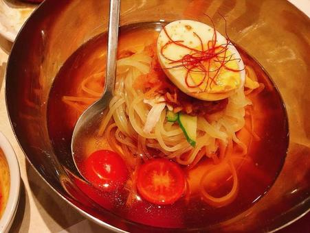 日本、香川の韓国焼き肉屋の冷麺 日本、香川の韓国焼き肉屋の冷麺の写真