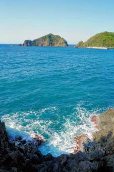 島根・松江美保関の惣津海岸の岩場と白波 島根・松江美保関の惣津海岸の岩場と白波 美保関,惣津海岸,砂浜の写真素材