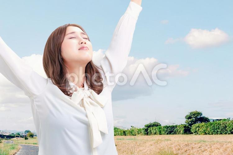 公園で深呼吸をする若いビジネスウーマン 女性,若い,深呼吸の写真素材