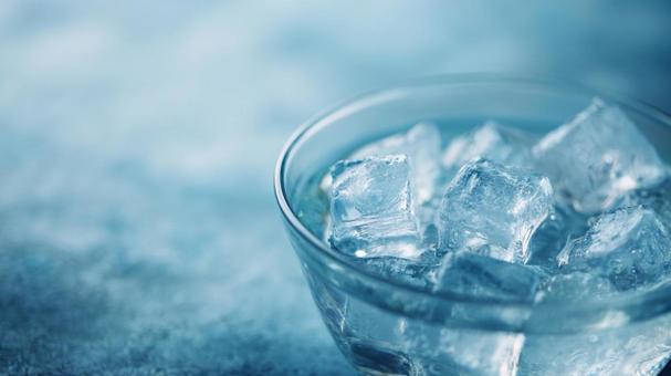 冷たい飲み物に最適な氷のクローズアップ 冷たい飲み物に最適な氷のクローズアップの写真