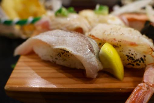 回転寿司店のランチのあぶり寿司盛り合わせ 回転寿司店のランチのあぶり寿司盛り合わせの写真