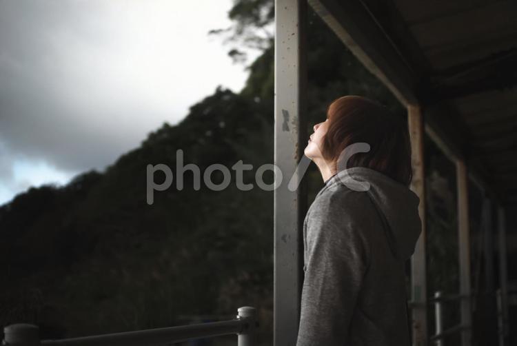 ※＜人物＞曇った海辺を孤独に散歩する女性 女性,悩む,夜明けの写真素材