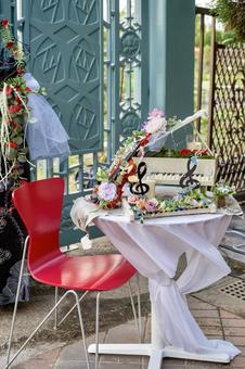 薔薇で飾られたピアノとバイオリン 花,薔薇,ピアノの写真素材