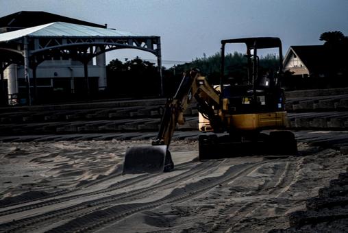 ☆<素材>早朝の砂浜整地用のショベルカー ☆<素材>早朝の砂浜整地用のショベルカーの写真