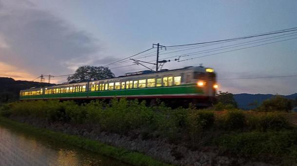 夕暮れの電車 夕暮れの電車の写真