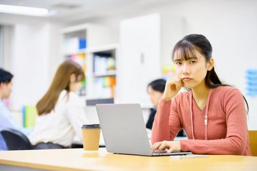 パソコンの前で頬杖をつくビジネスウーマン ビジネスウーマン,ノートパソコン,頬杖をつくの写真素材