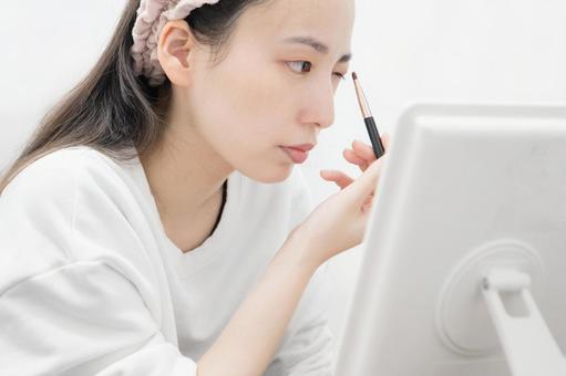 アイシャドウを塗る女性 アイシャドウ,化粧筆,メイクブラシの写真素材