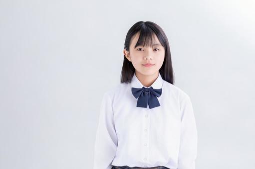 制服を着たロングヘアの小学生 制服を着たロングヘアの小学生の写真