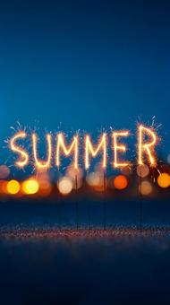 夏の夜に踊る美しい手持ち花火文字アートの写真