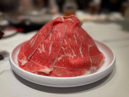 美しく盛り付けられたしゃぶしゃぶ用牛肉 美しく盛り付けられたしゃぶしゃぶ用牛肉 牛肉,しゃぶしゃぶ,すき焼きの写真素材