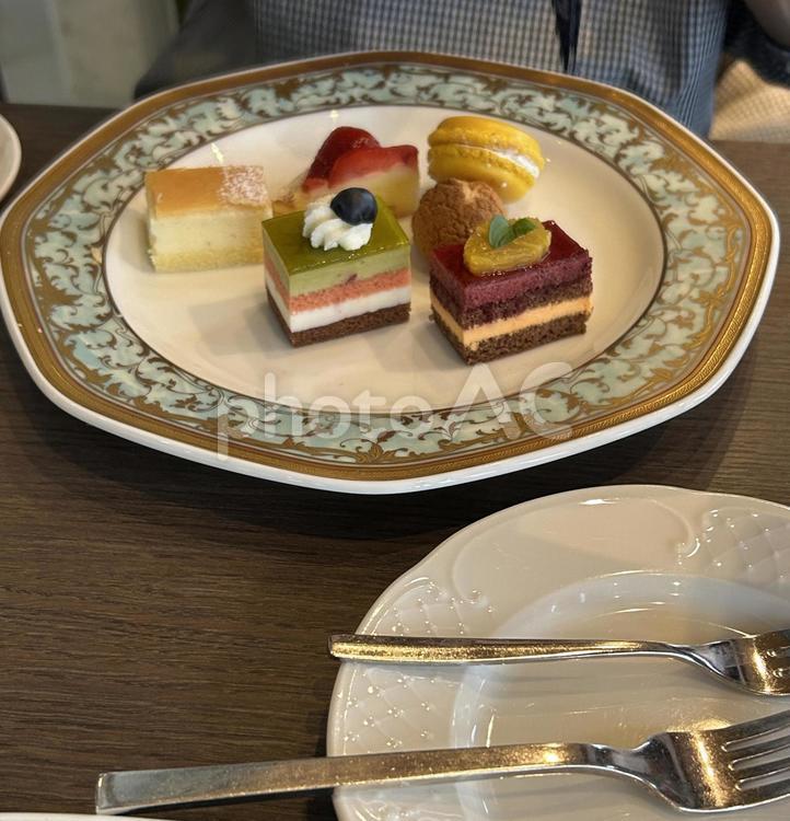 カフェでのティータイム　ケーキ カフェ,ティータイム,cakeの写真素材