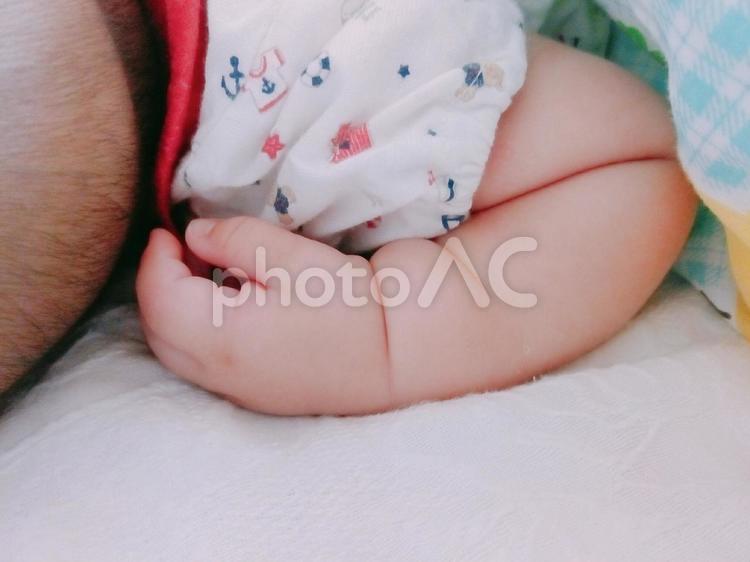 赤ちゃんの手　0才 赤ちゃんの手,ちぎりパン,赤ちゃんのいる暮らしの写真素材