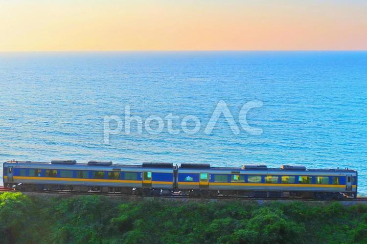 【島根県】海岸線を走るスーパーおき 三保三隅,折居,海岸線の写真素材