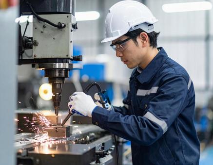 工場の産業用製造装置のマシンメンテナンスの写真