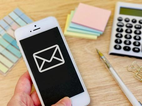 スマホからメッセージを送信する スマホからメッセージを送信する スマホ,メール,emailの写真素材