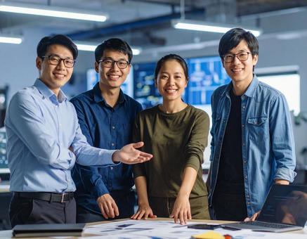 オフィスで働く仲間とのチームワーク オフィスで働く仲間とのチームワークの写真