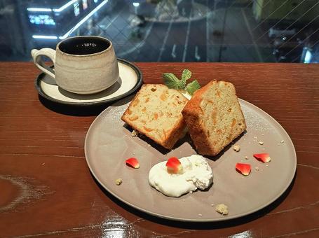 カウンターでパウンドケーキとコーヒー カウンターでパウンドケーキとコーヒーの写真