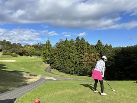 ティーショットを打つ女性ゴルファー ゴルフ,ゴルフ場,ゴルフコースの写真素材