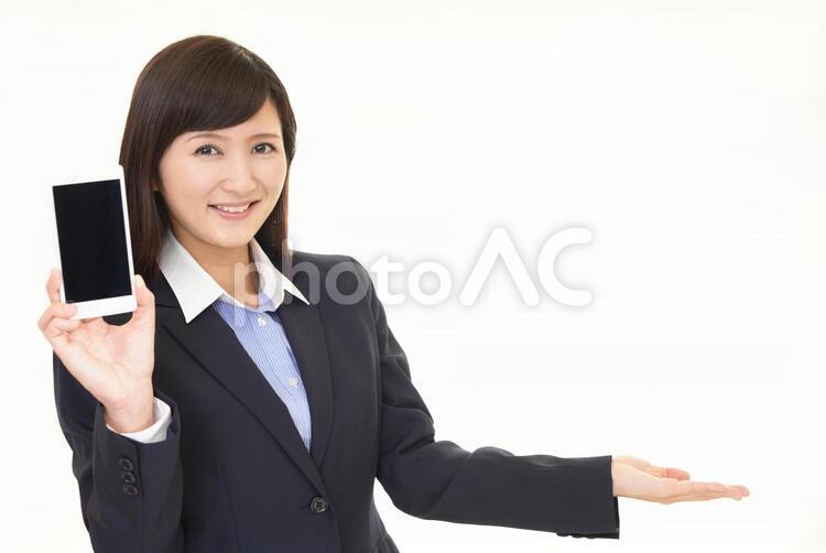 スマートフォンを持つ笑顔の女性 女性,ビジネスウーマン,女の写真素材