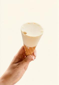ワッフルコーン、バニラ ワッフルコーン、バニラ コーンアイス,ワッフルコーン,デザートの写真素材