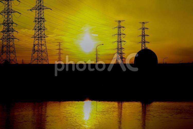 夕日の工場風景 夕日,シルエット,夕焼けの写真素材