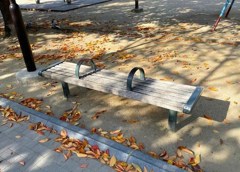 ある公園のベンチB_711K ベンチ,公園,休憩の写真素材