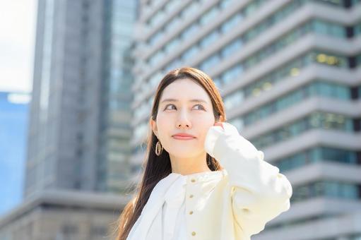 ビル街で微笑む女性 ビル街で微笑む女性 キャリアウーマン,ビジネス,女性の写真素材