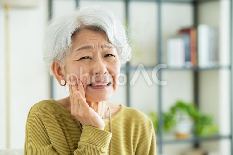 歯が痛いシニアの女性 歯,虫歯,歯痛の写真素材