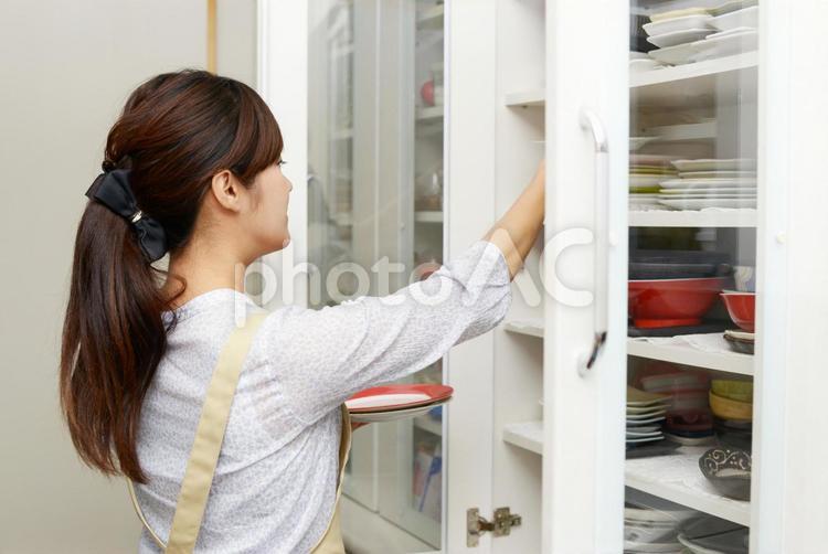食器を片付ける女性 女性,女,食器の写真素材