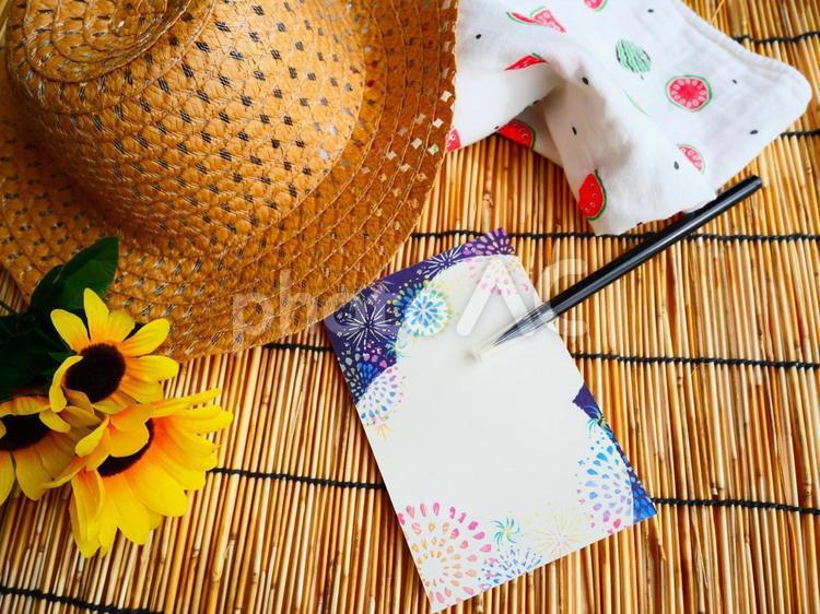 暑中お見舞い申し上げます.5 夏,絵葉書,暑中お見舞い申し上げますの写真素材