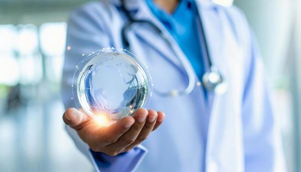 世界を救う ガラスの地球を持つ医師の手 世界を救う ガラスの地球を持つ医師の手の写真