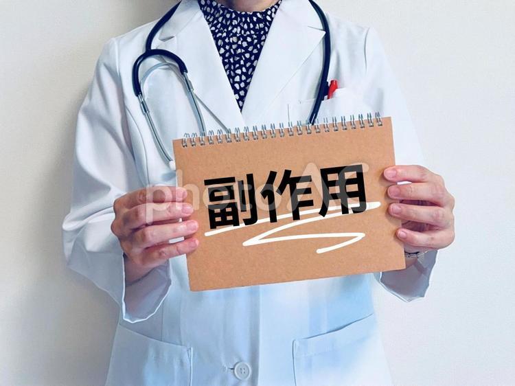 薬の副作用について 副作用,女医,医師の写真素材