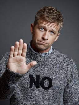 「NO」を掲げた真剣な表情の男性 「NO」を掲げた真剣な表情の男性の写真