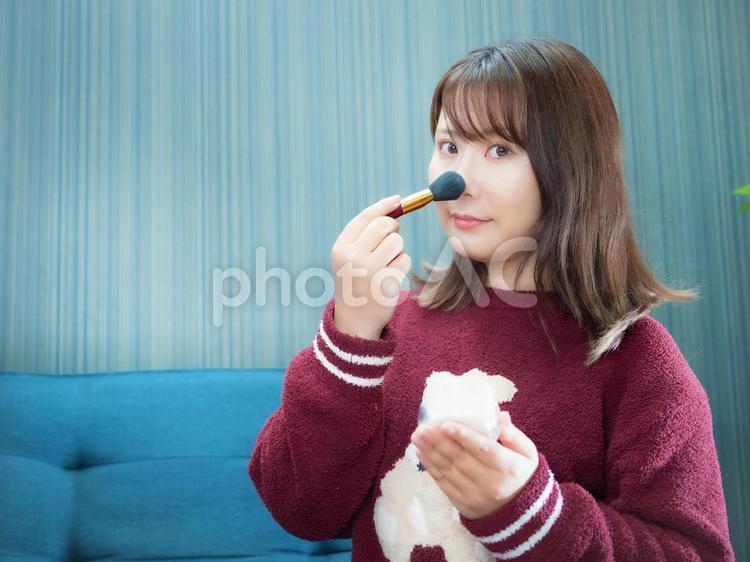 03：パジャマ姿でメイクする女性 パジャマ,メイク,女性の写真素材