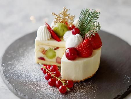 フルーツと生クリームのクリスマスケーキの写真