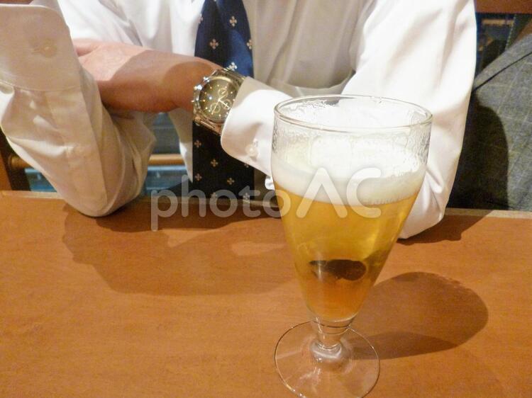 会社帰りに一杯 のんびり,サラリーマン,テーブルの写真素材