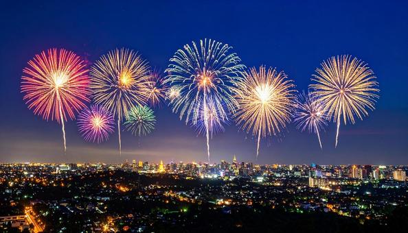 都会の夜空に打ち上げる花火 都会の夜空に打ち上げる花火の写真