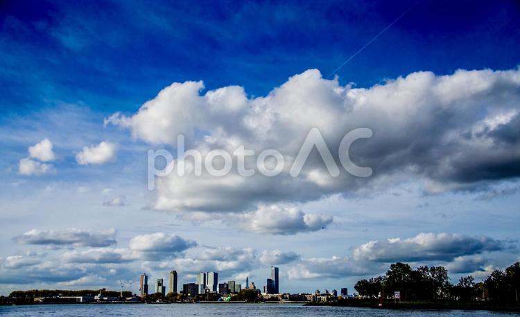空と海と街並み 空,雲,青空の写真素材