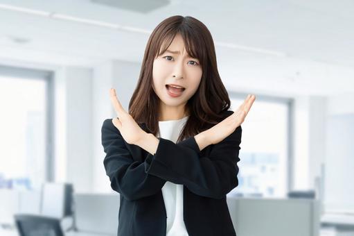 手でバツのポーズをして怒る女性 女性,バツ,禁止の写真素材