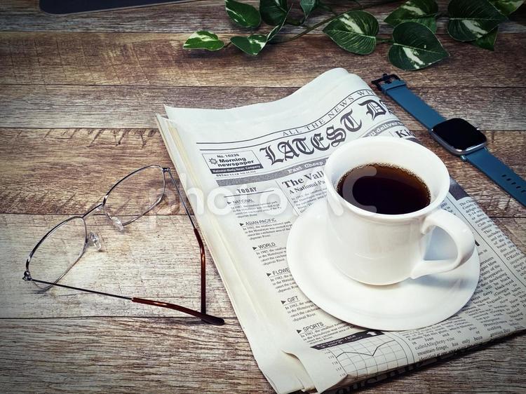 コーヒーと英字新聞　アンティーク調 コーヒー,アンティーク調,英字新聞の写真素材