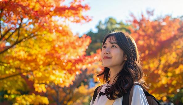 紅葉鑑賞を楽しむ若い女性 紅葉鑑賞を楽しむ若い女性の写真