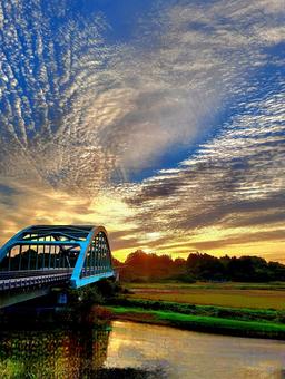 鮮やかな朝の一コマ 川,橋,空の写真素材