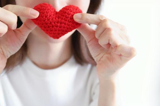ハートを持った女性　愛情 ハート,愛情,愛の写真素材