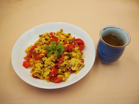 手作り・納豆とミニトマトの卵炒め＆日本茶 納豆,ミニトマト,卵炒めの写真素材