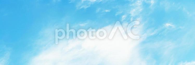 背景素材　晴れの日の真っ白な雲と水色の空 空,青空,雲の写真素材